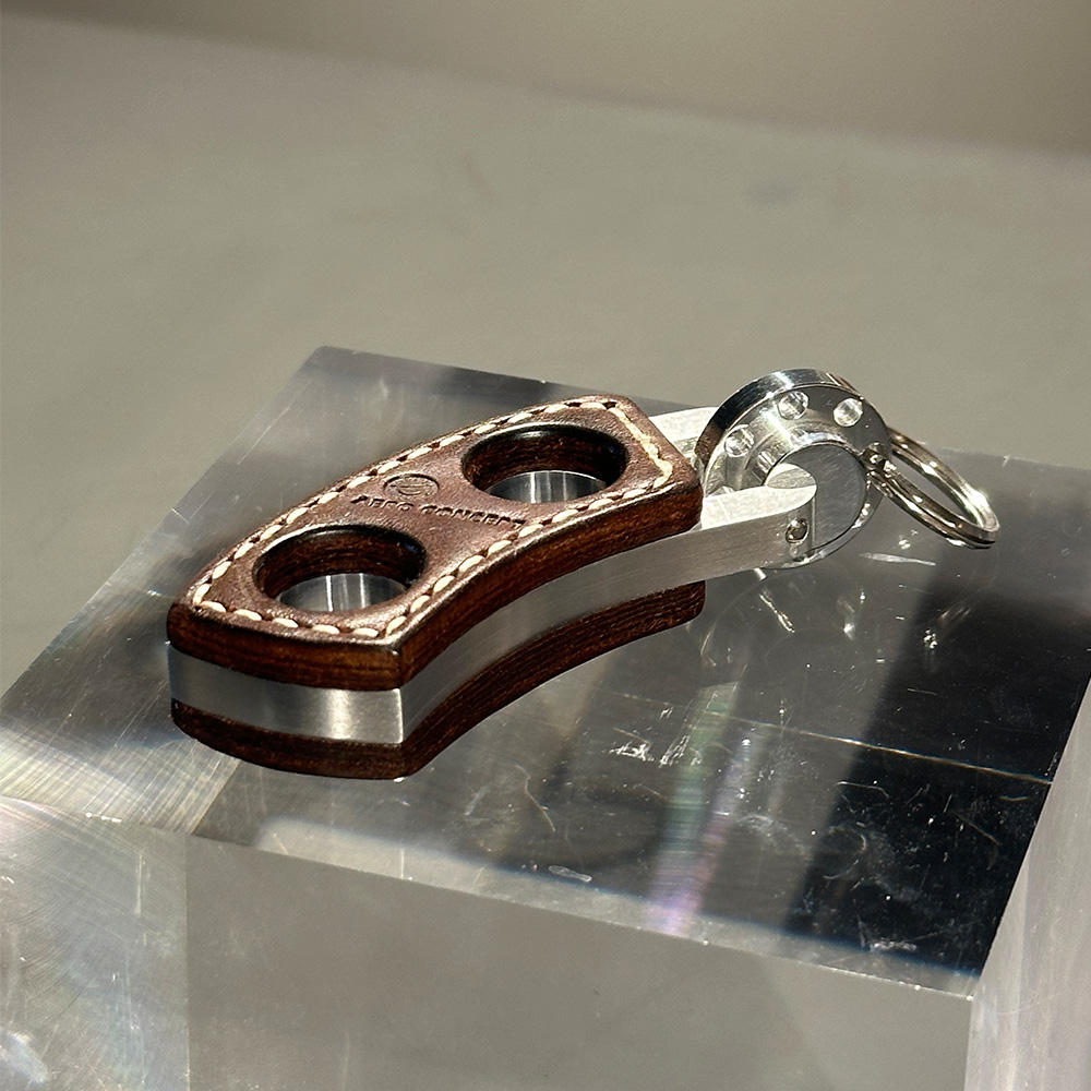 エアロコンセプト】Intuition（キーホルダー） 牛革｜ビターチョコ