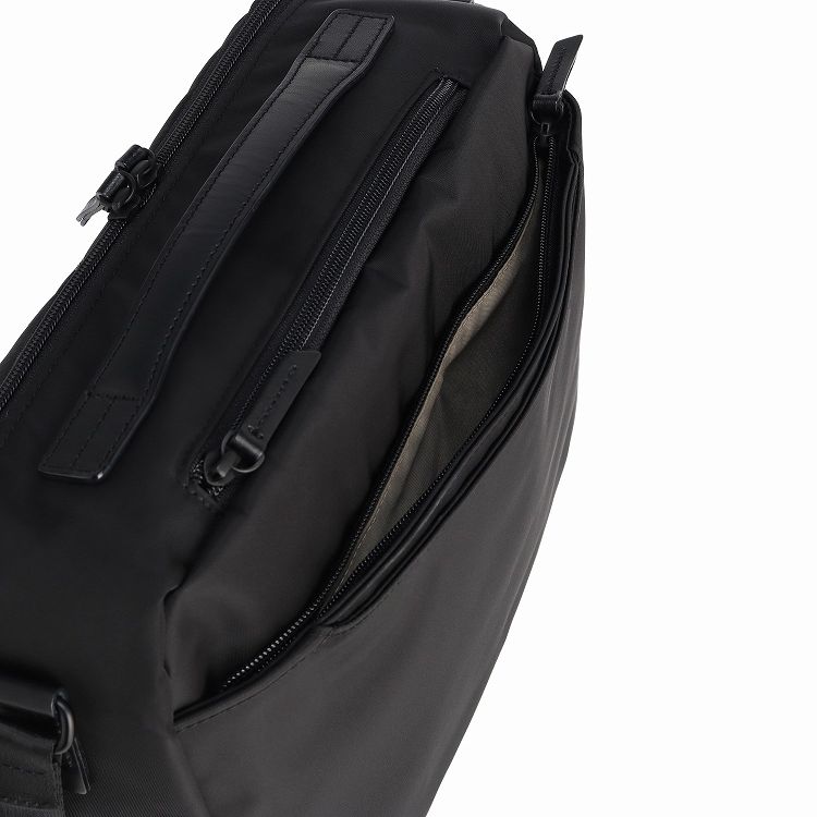 ace.／エース タクシージ ショルダーバッグ M 68642(01：ブラック