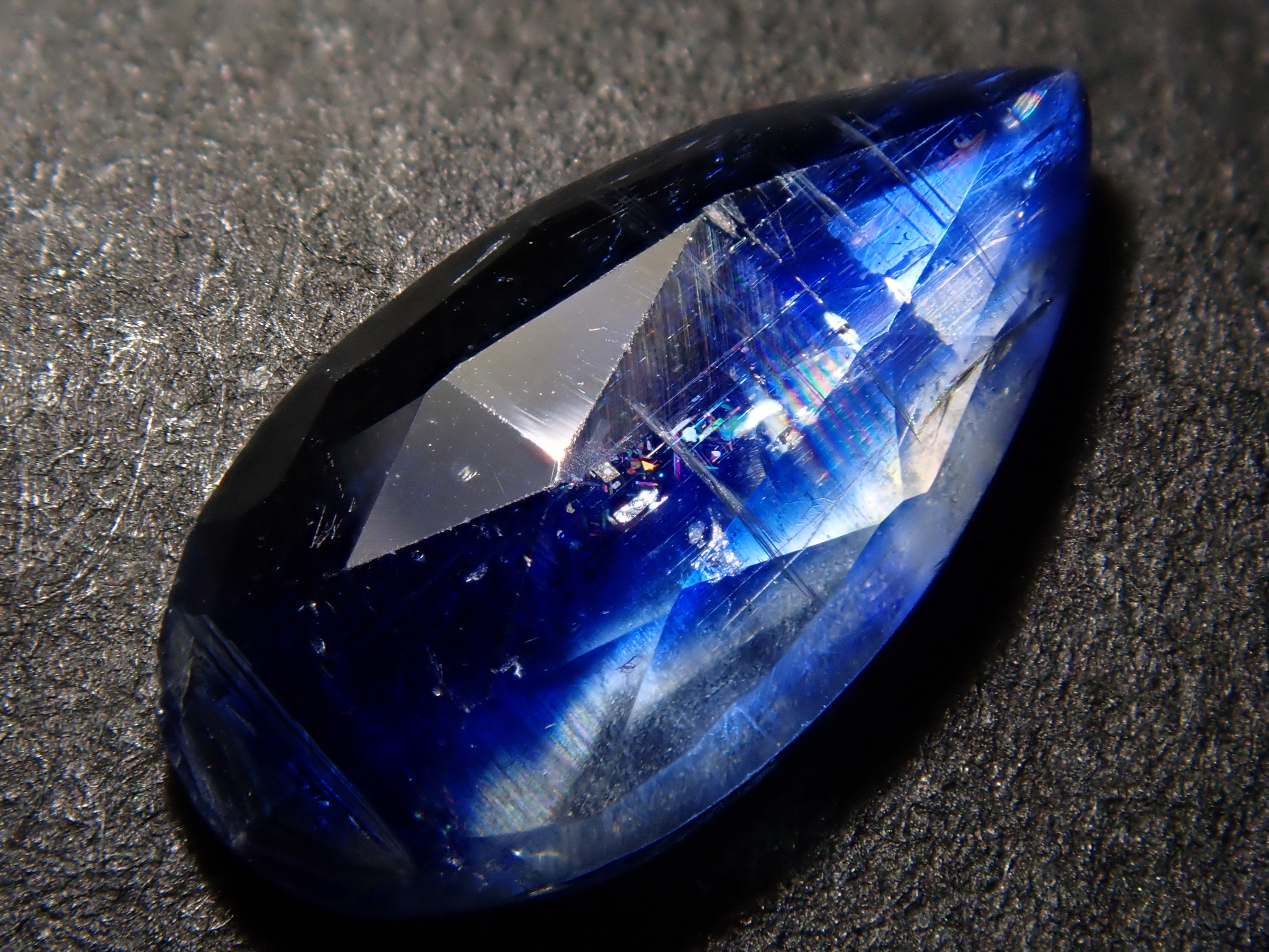 バイカラーカイヤナイト 0.987ctルース