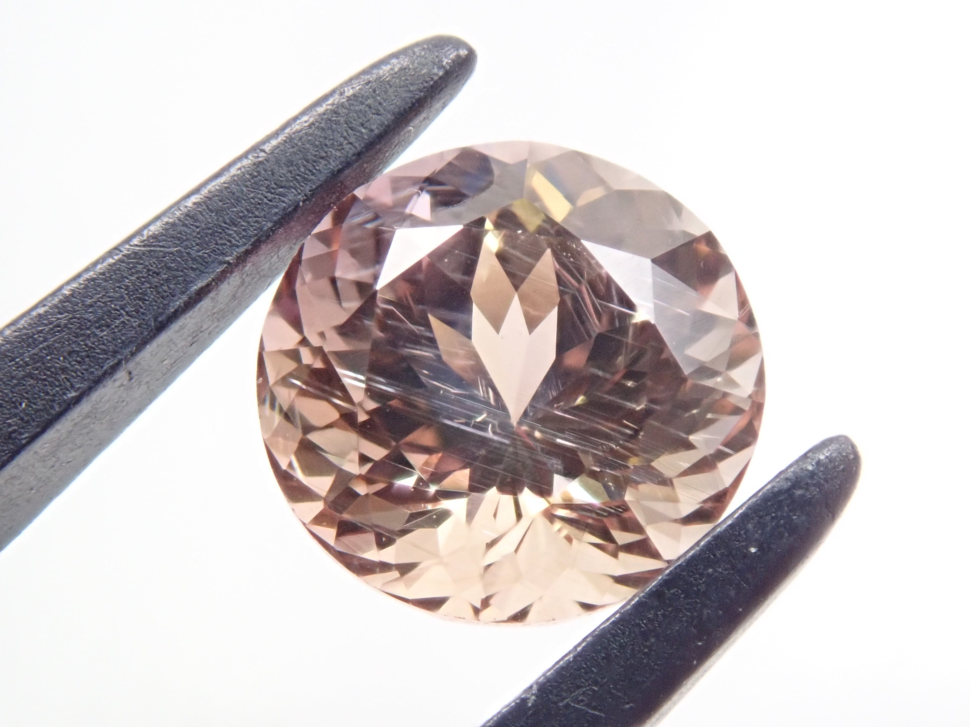 タンザニア産ピンクゾイサイト 6.6mm/1.393ctルース（ピーチタンザナイト）