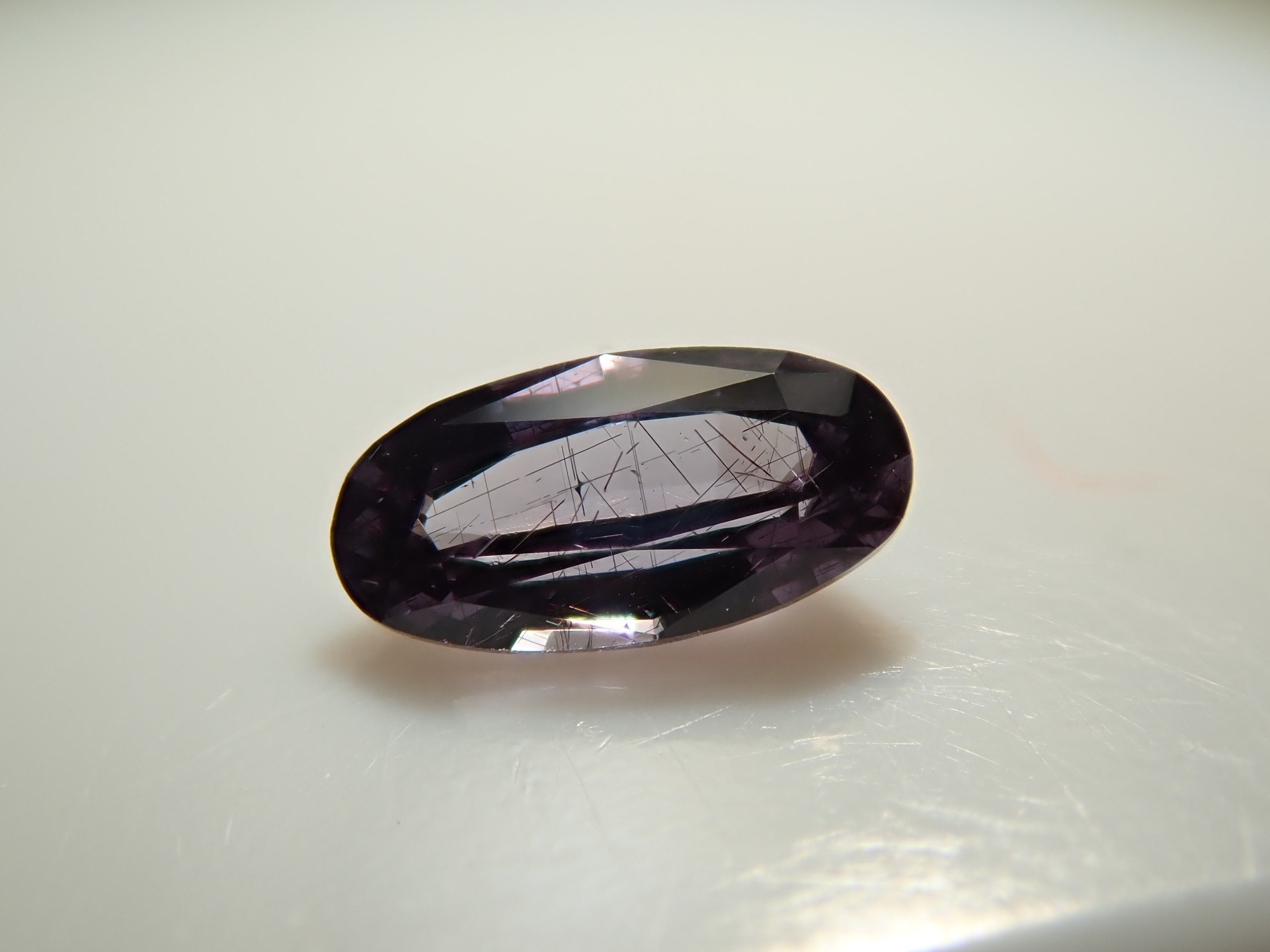 マダガスカル産ベキリーブルーガーネット（カラーチェンジガーネット