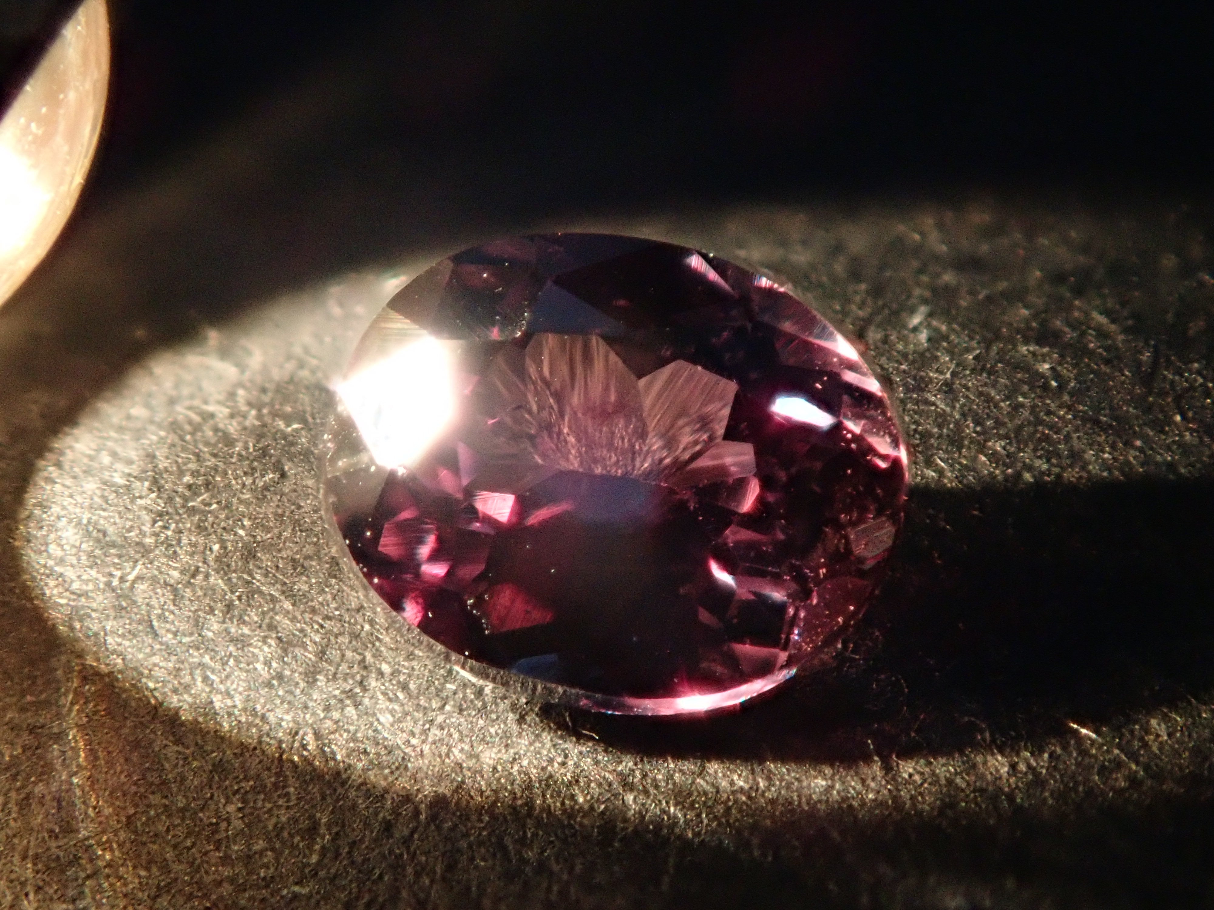 タンザニア産カラーチェンジサファイア 0.401ctルース