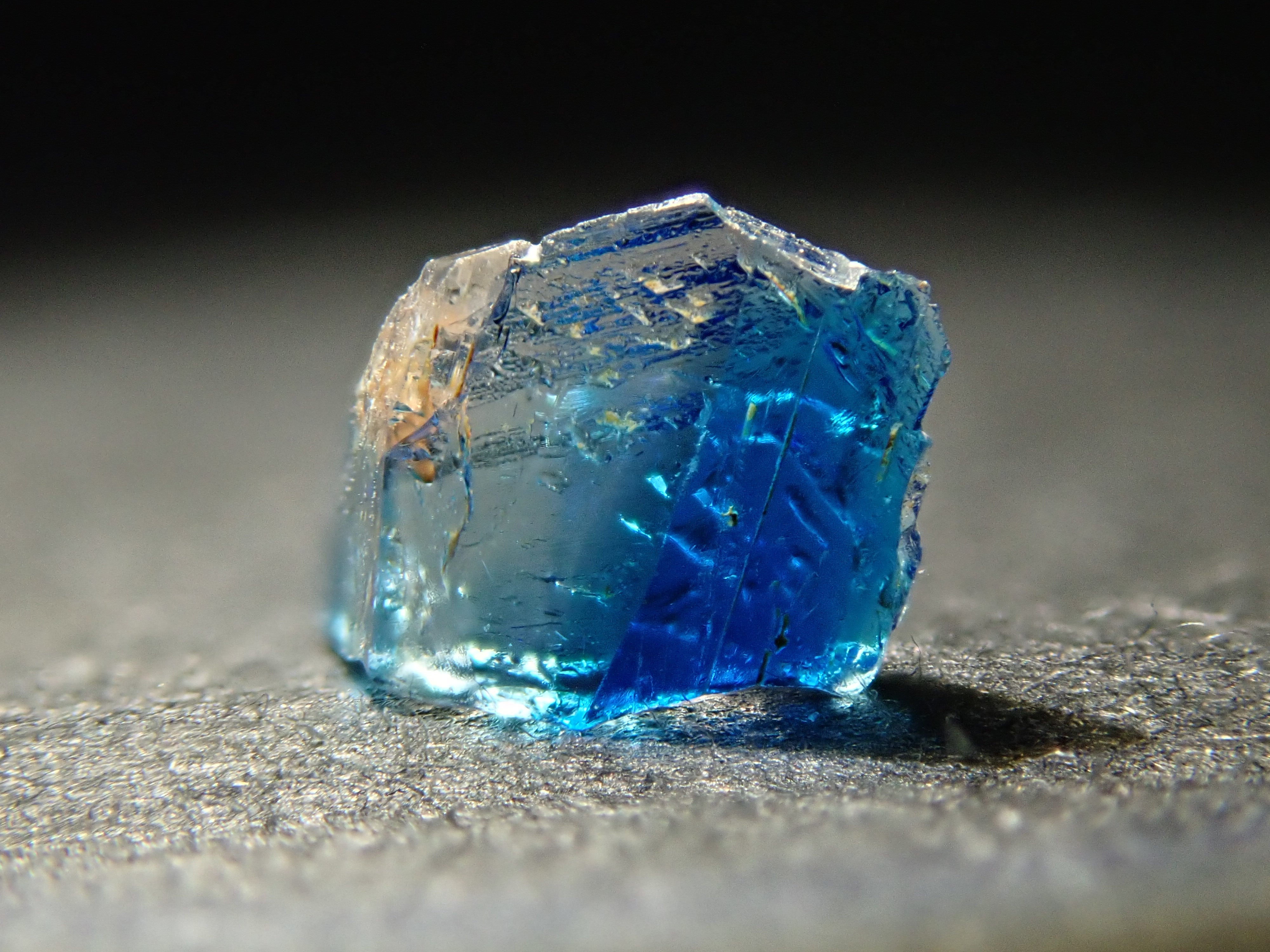 ジンバブエ産バイカラーユークレース 0.165ct原石