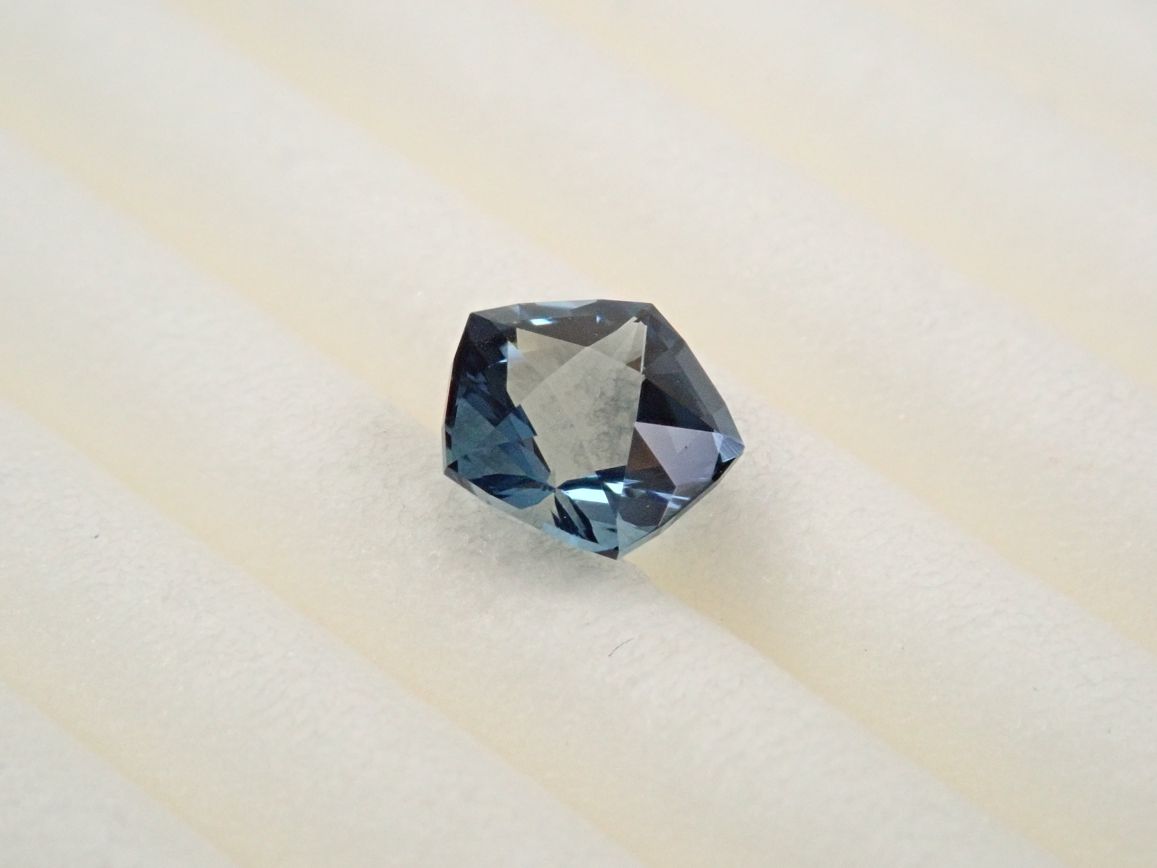 ブラジル産ロンドンブルートパーズ 0.429ctルース