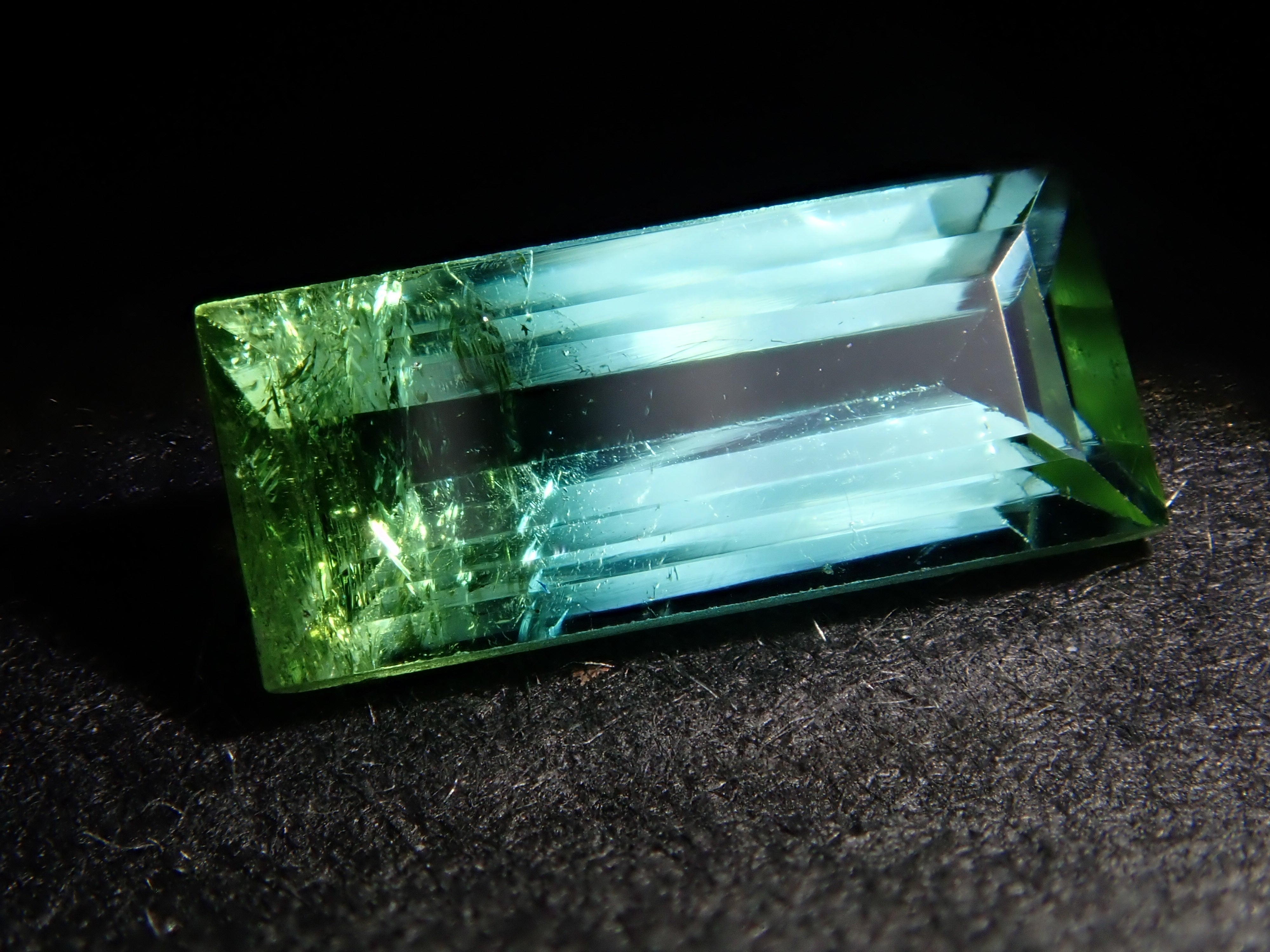 ブラジル産バイカラートルマリン 0.621ctルース