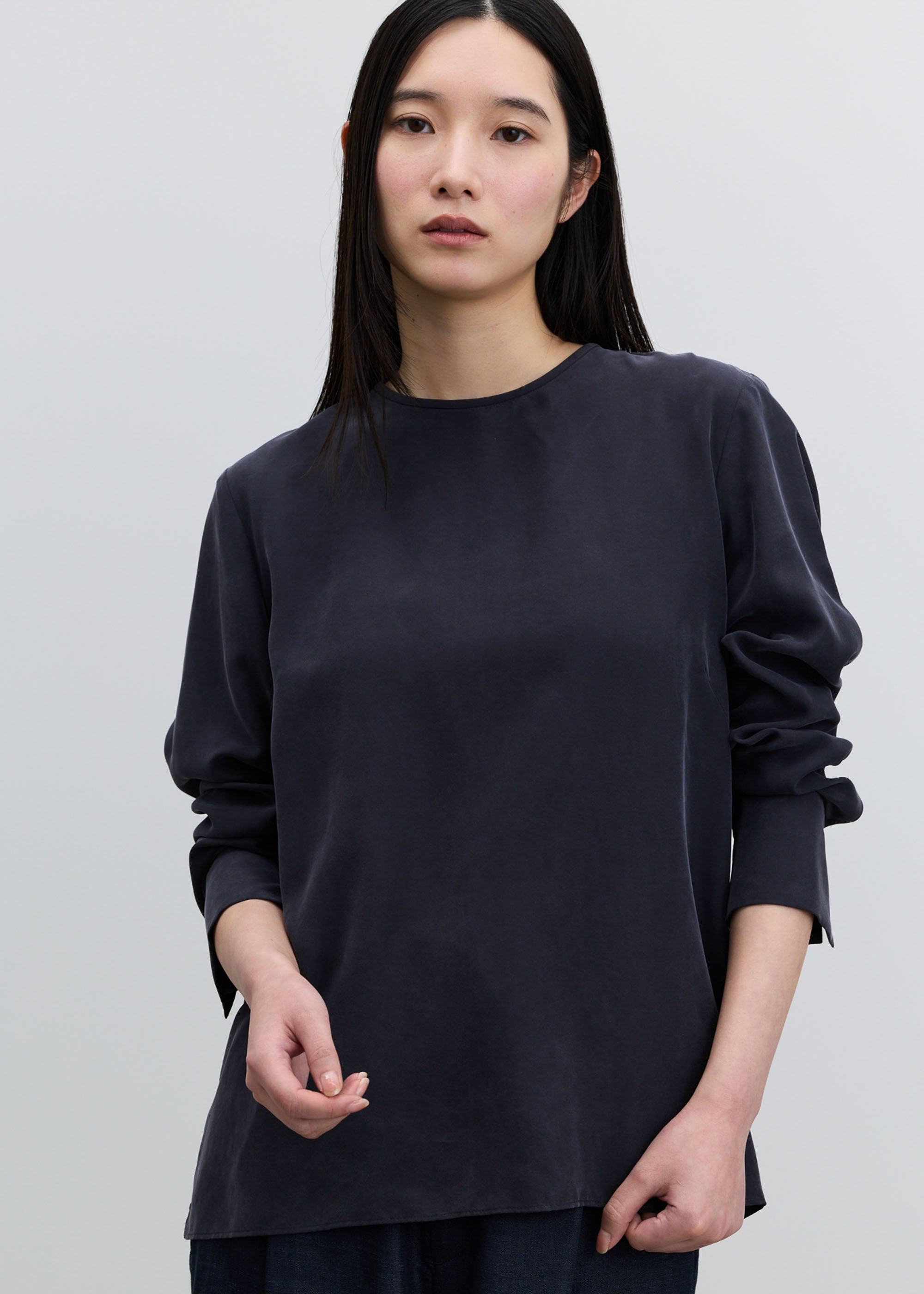 シルククルーネックブラウス - SOÉJU online store｜上質な大人の女性