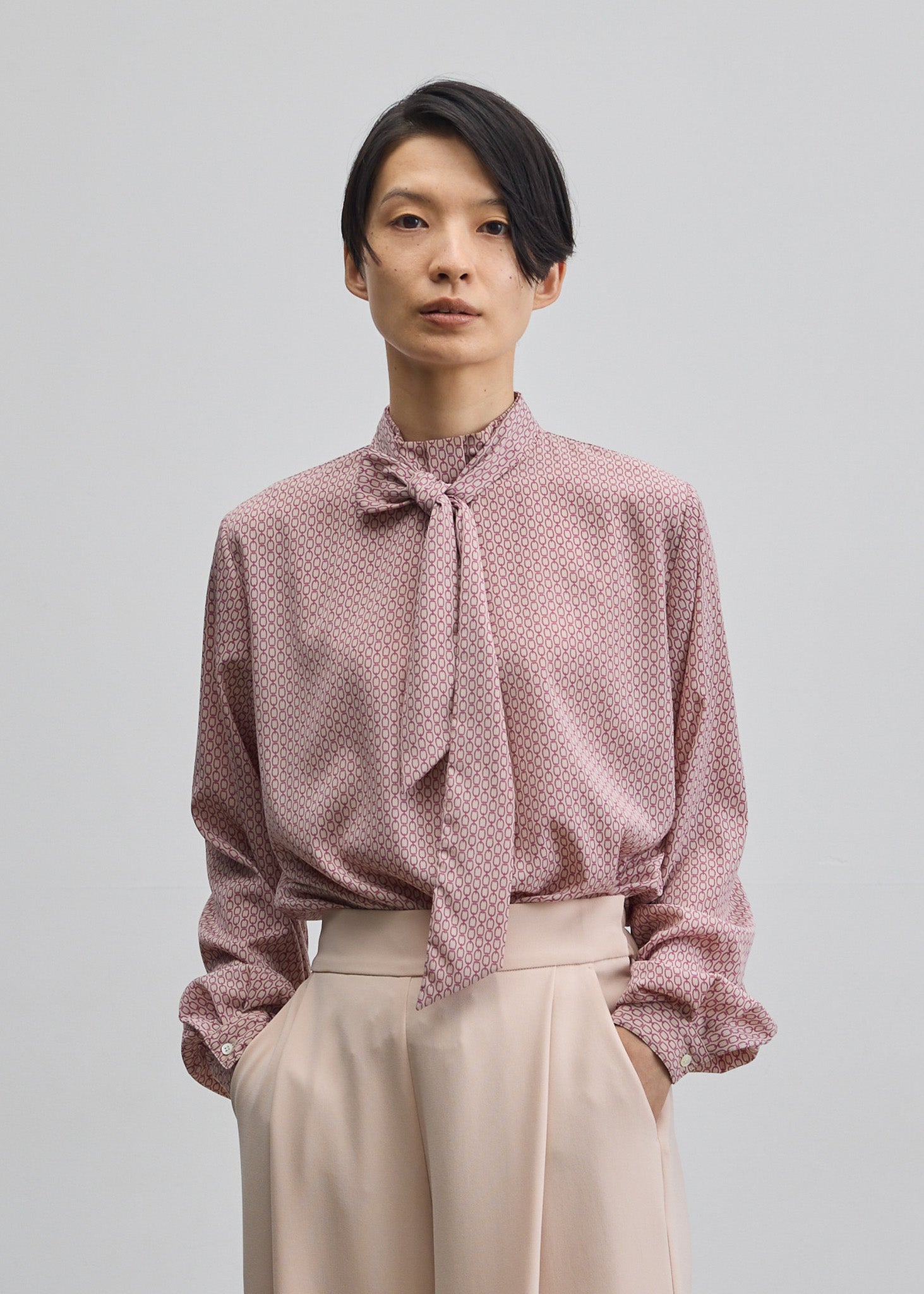 チェーン柄ボウタイブラウス - SOÉJU online store｜上質な大人の女性