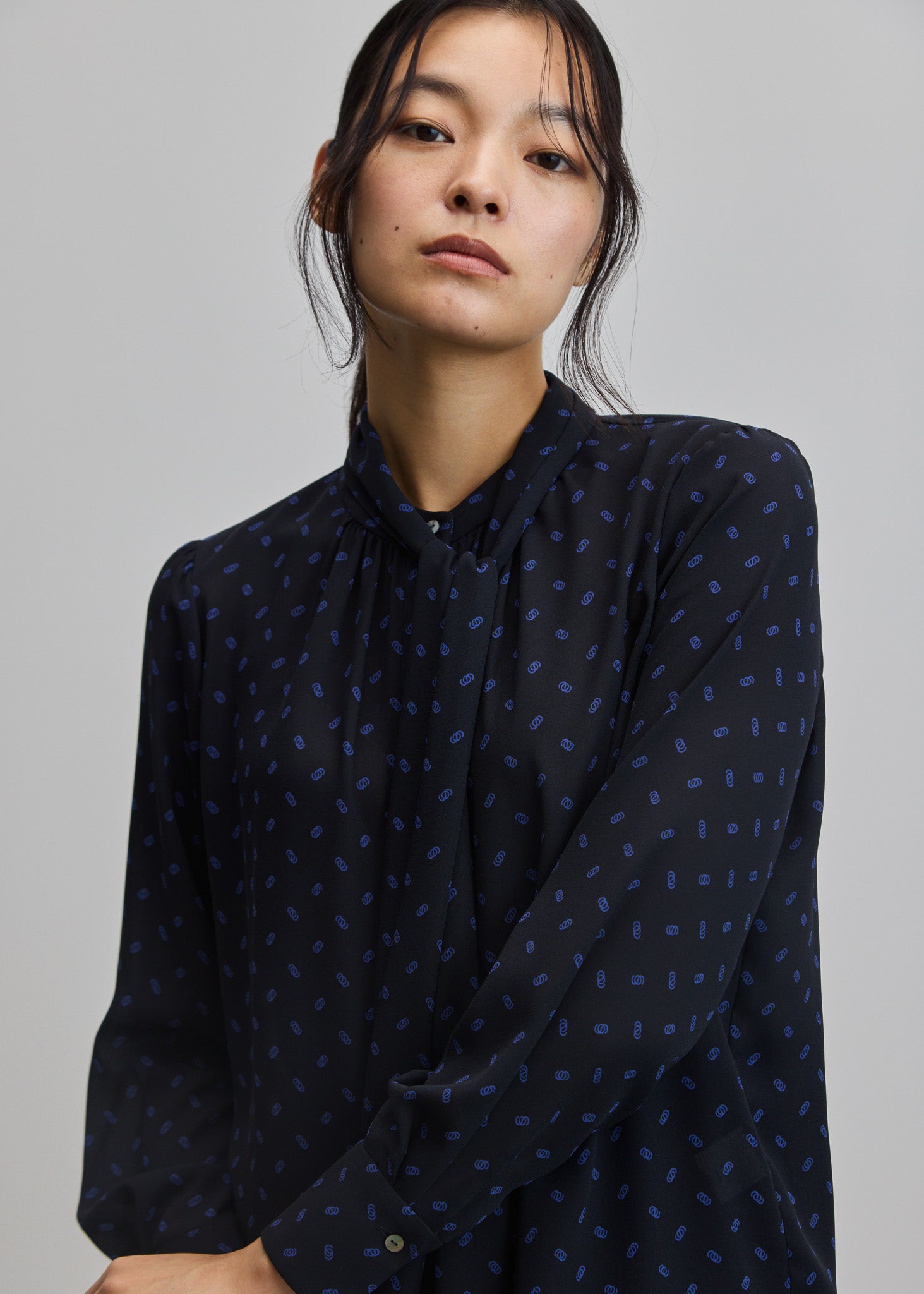 ビット柄スカーフ付きブラウス - SOÉJU online store｜上質な大人の