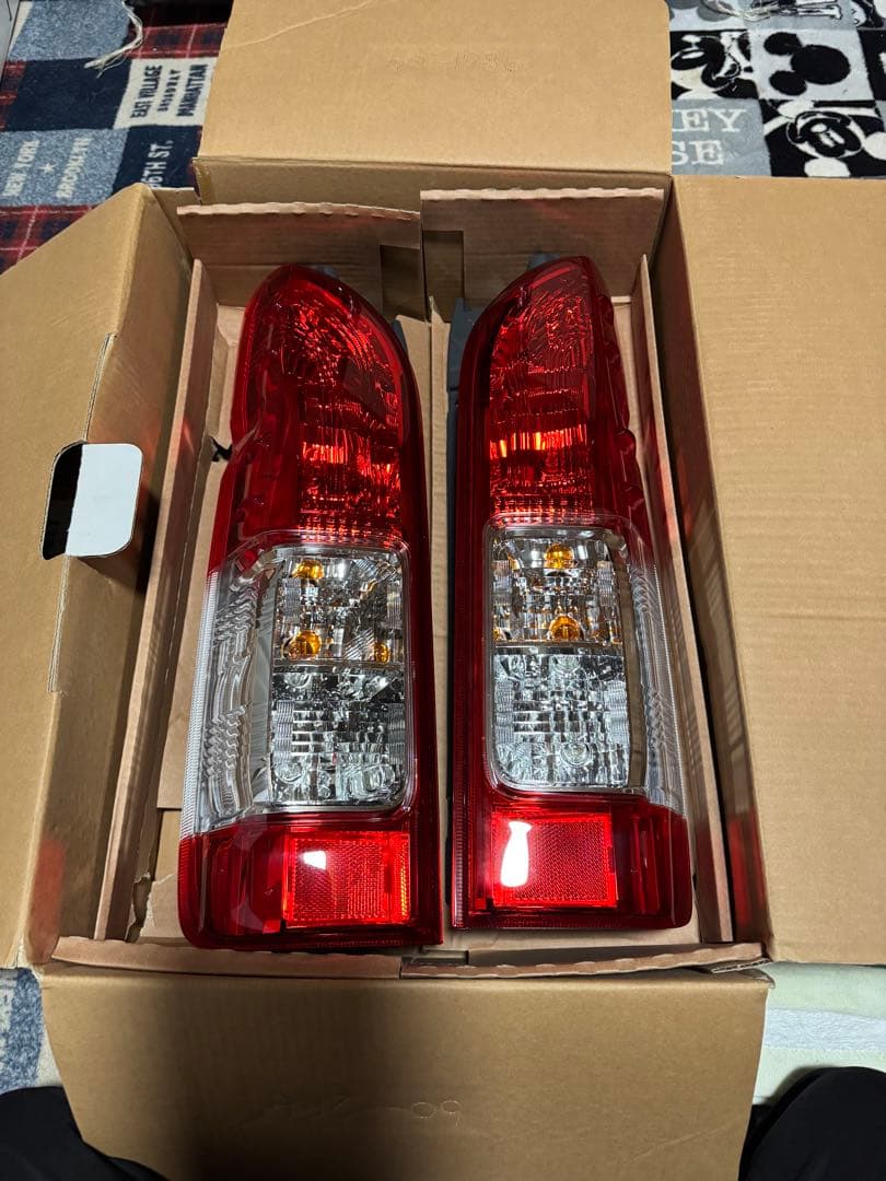 200系ハイエースバン　4型以後　純正クリアテール左右セット① 送料込み　美品 ハイエース 200系 4型 5型 6型 7型 8型 純正タイプ テールランプ