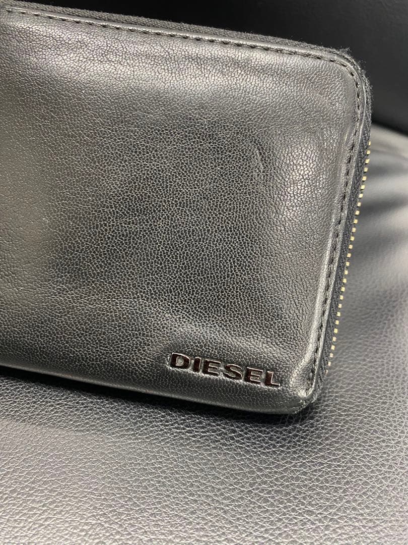ディーゼル ラウンドジップ 長財布 ロゴ金具 型押し レザー 黒