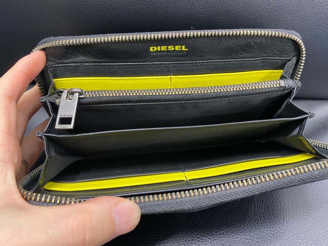 ディーゼル ラウンドジップ 長財布 ロゴ金具 型押し レザー 黒