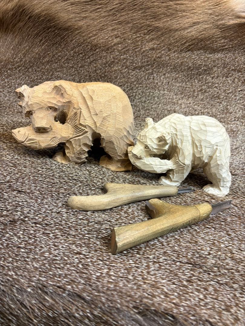 木彫り熊　毛並み彫り体験キット　鮭食い熊　中川貞司作。　木地、丸刀、三角刀セット