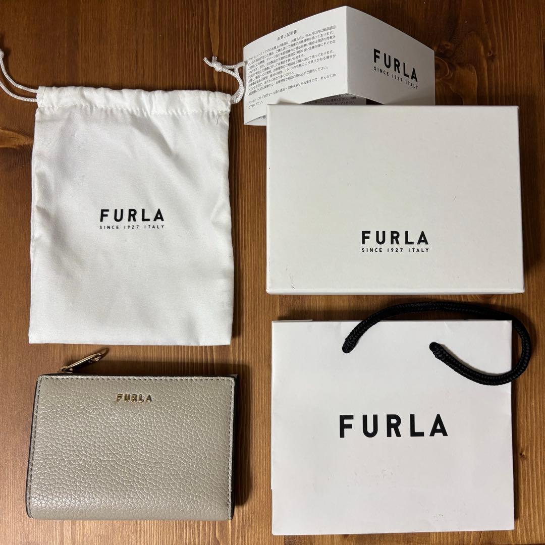 【美品】FURLA 二つ折り財布　グレー FURLA（フルラ） 財布 レディース 2つ折り 折財布 コンパクト レザー