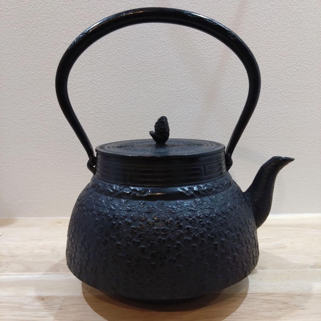 新品　１.８L　コシキ桜　南部鉄瓶　鉄瓶 南部鉄瓶】コシキ桜 1．8L 18．5×22×23．5cm