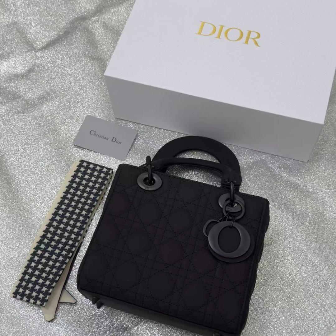 ブラックキルティングショルダーバッグ sakishimatokyo ショルダーバッグ バッグ 「マチあり/長さ調整可能