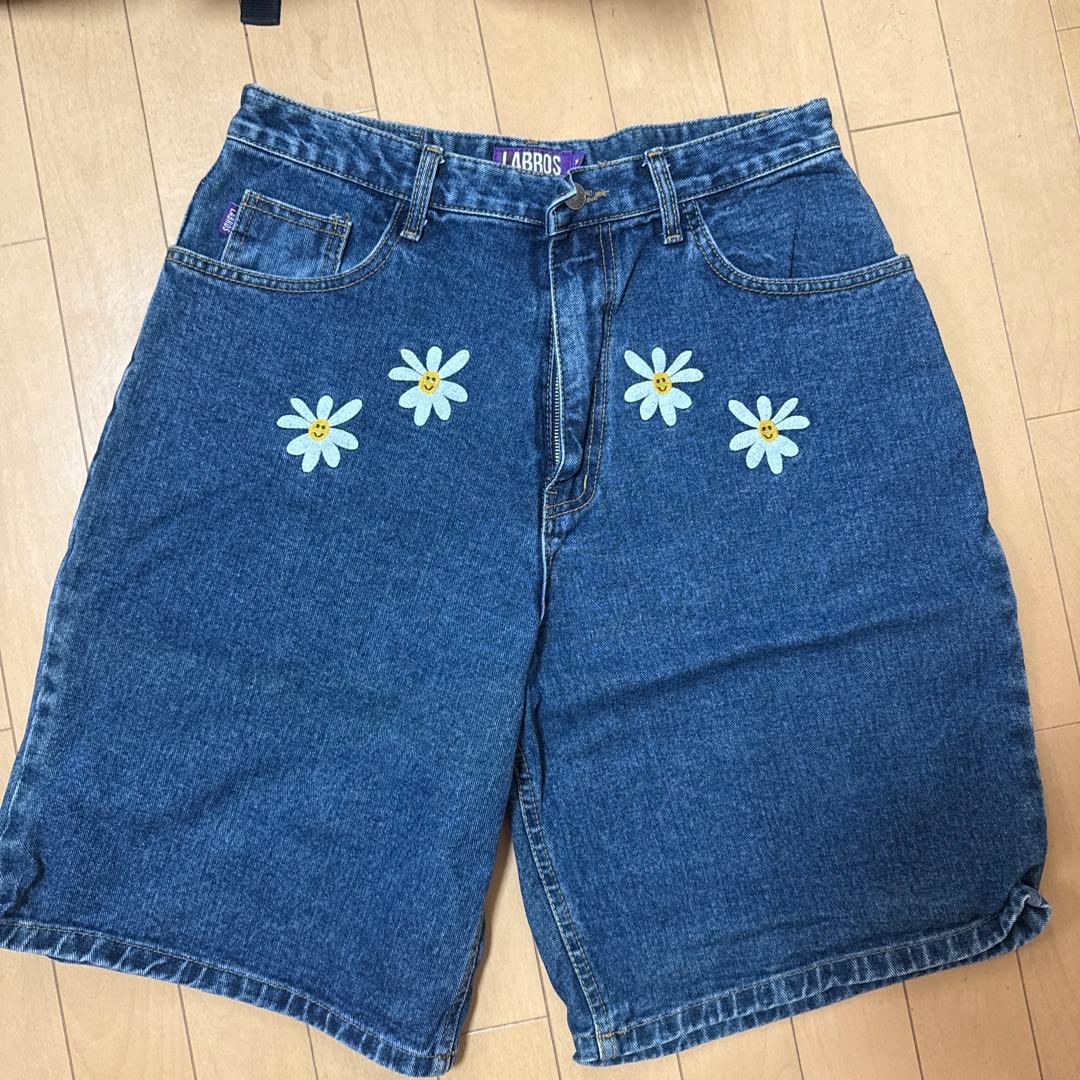 LABROS（ラブロス） 花柄刺繍 デニムショートパンツ - メルカリ