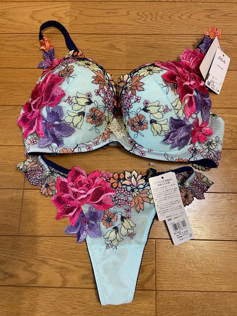 新品タグ付】サルート 秋の七草 復刻版 ブラ&Tショーツ セット