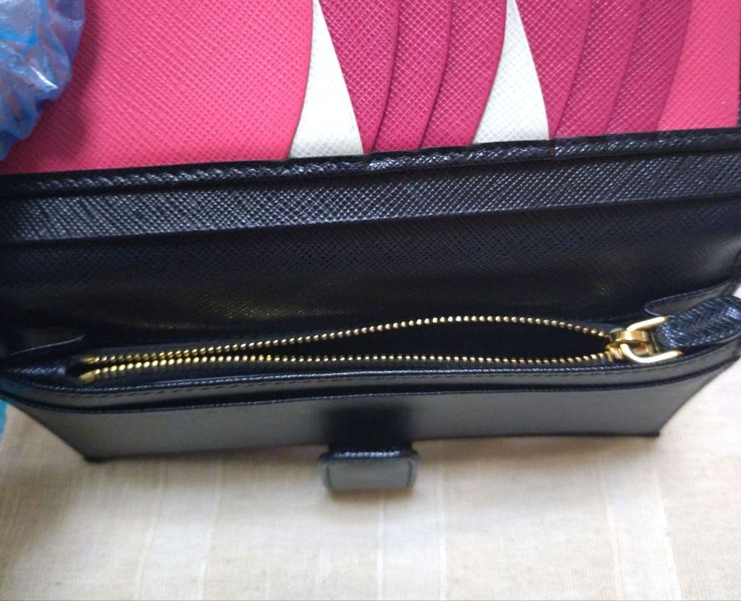 超美品　PRADA 黒　二つ折り財布　箱　カード付き