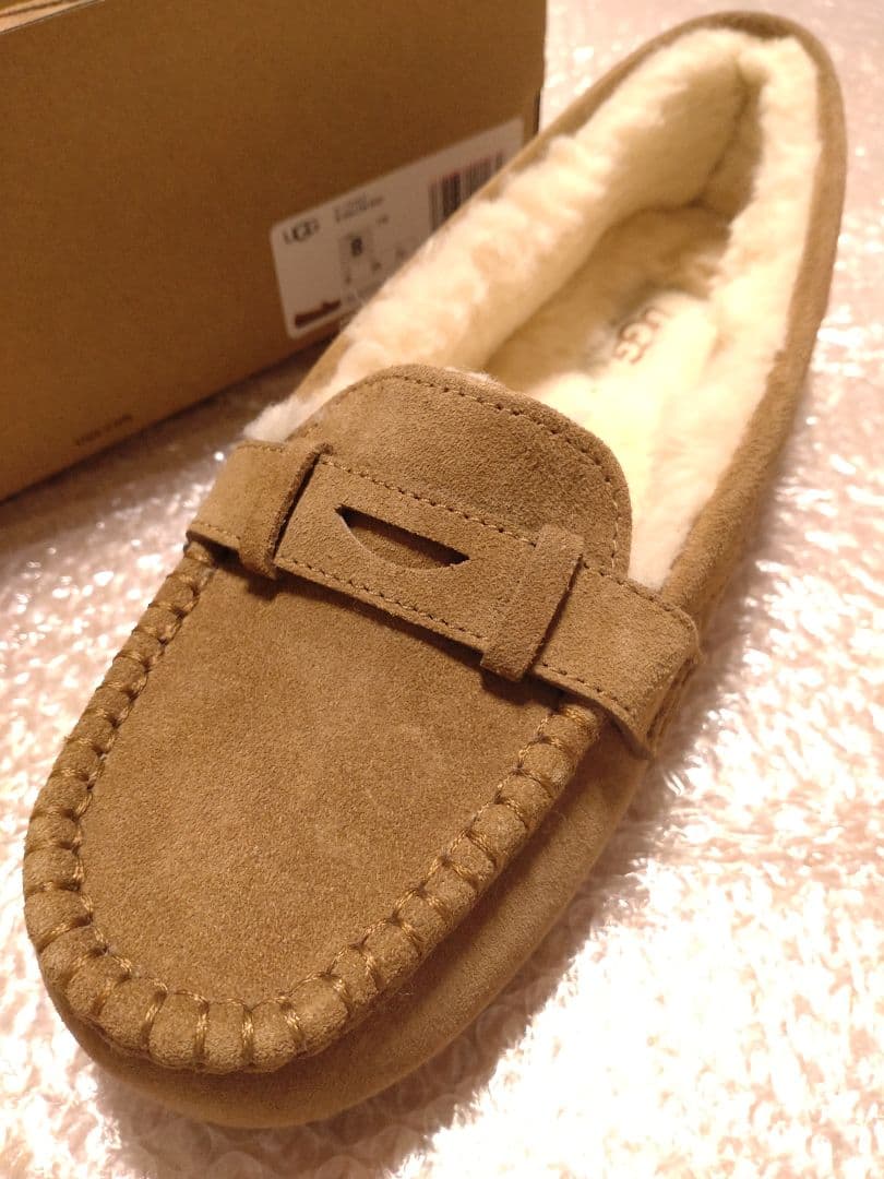 m*o様 UGG W Willow Moc モカシン 8 (US) ベージュ 人気！国内発送☆UGG Willow Moc ムートンシューズ (UGG/ローファー