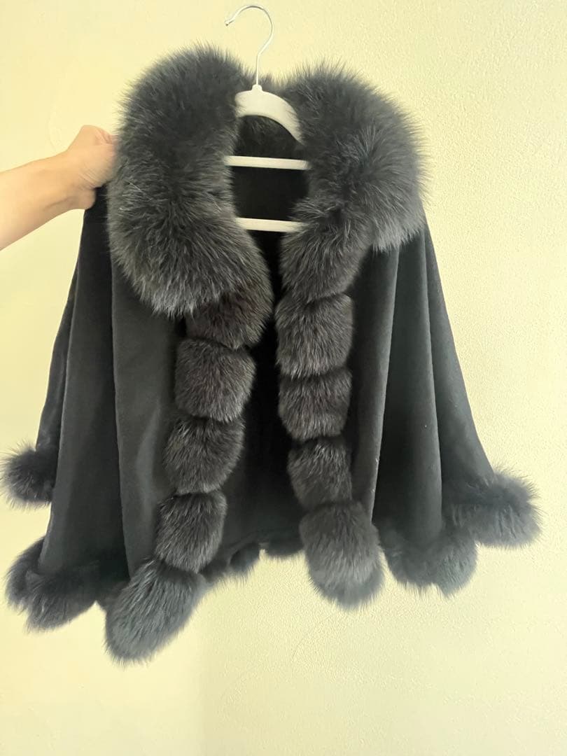 SAGA FURS ブラックファー付きポンチョ 美品】SAGAFURS カシミヤ100 サガフォックスファー フード ポンチョ