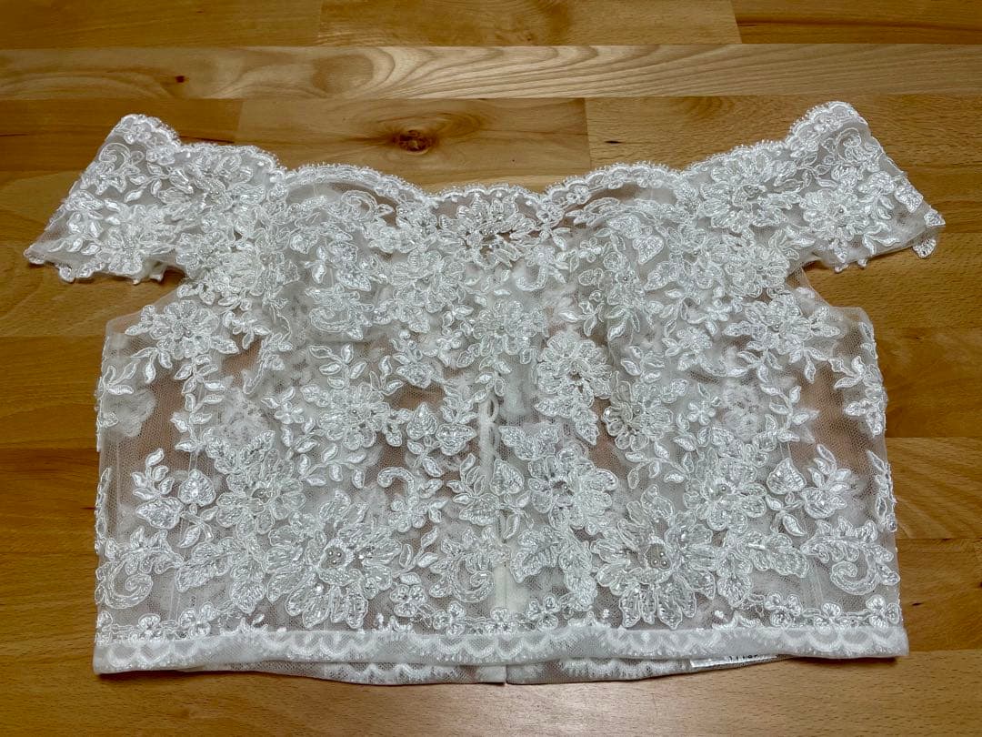 with a white 11号 アールイズウェディング ボレロ