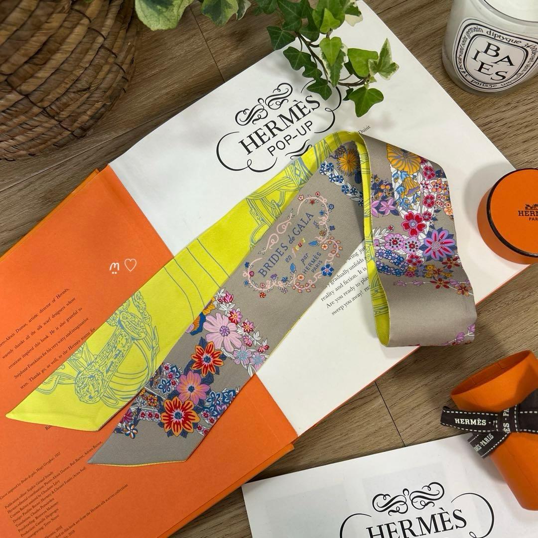 HERMESエルメス　ツイリー　ブリッドドゥガラアンフルール　25SS　フラワー Twilly 《ブリッド・ドゥ・ガラ・アン・フルール&アイライナー