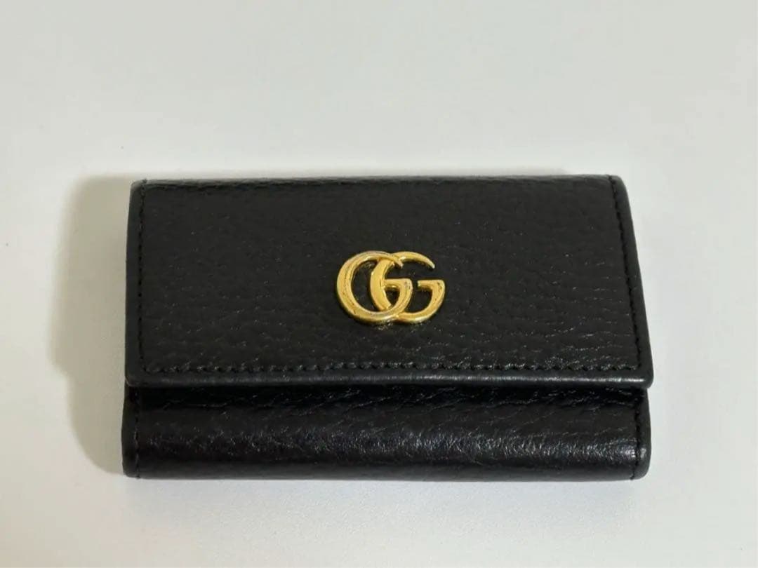 GUCCI ブラックレザーキーケース GGロゴ付き