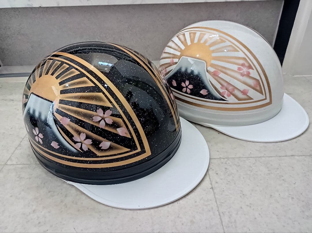 カスタムコルク半　黒金　白金　七色ラメ 7色ラメ 黒金 日章 コルク半 ヘルメットの通販 by paint｜ラクマ