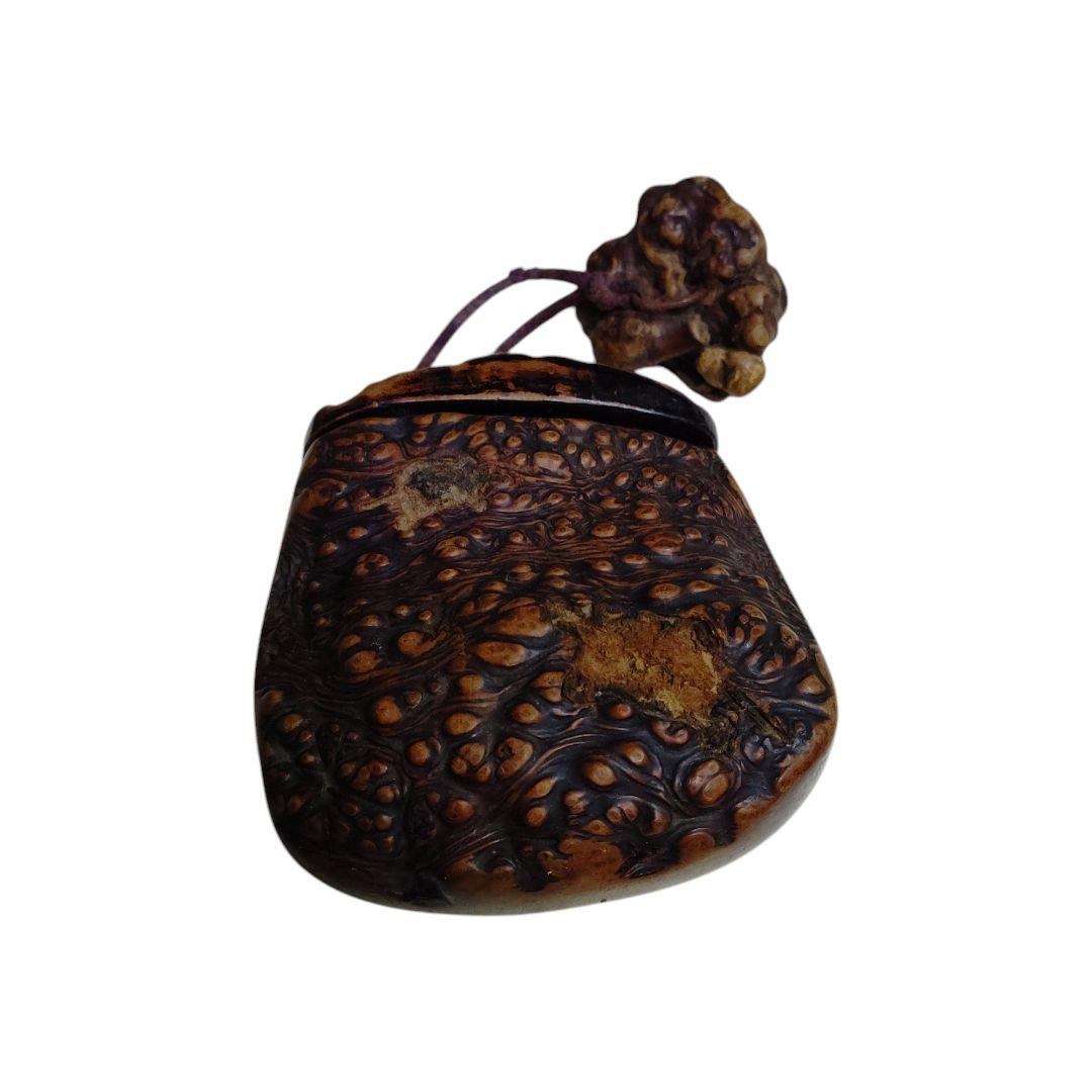 【山田】希少 とんこつ1つ提げたばこ入れ 瘤木 龍彫とんこつ一つ提げたばこ入れ | ToMuCo - Tokyo Museum Collection