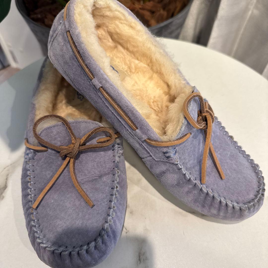 UGG グレー スエード モカシン - メルカリ