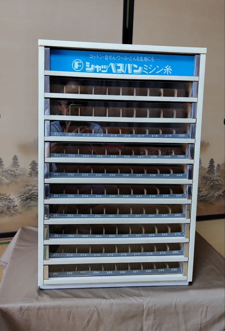 糸陳列棚　ミシン糸ケース　収納棚　アンティーク　レトロ 1日(日)販売。糸ケース小さめ入荷しました。 仕入れ先にまだ大量に