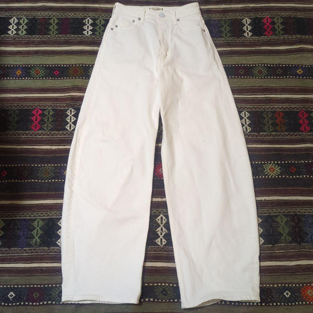 【美品】ヤヌーク　YANUK Laura カーブテーパードデニム　ホワイト　24 Spill Proof カーブテーパード 