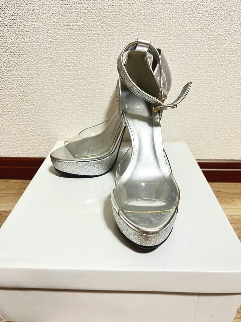 ベストボディジャパン公式ヒール シルバー22.5cm新品未使用 (試着のみ
