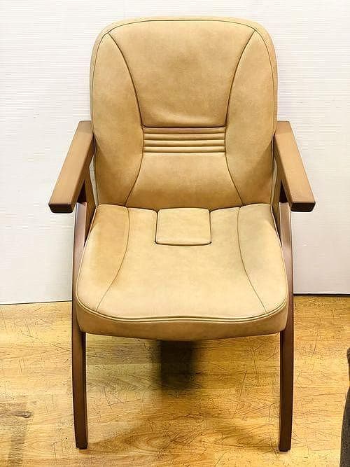 J【中古品】送料込み!! ポスチャーサポートチェア アーモンド(レザー