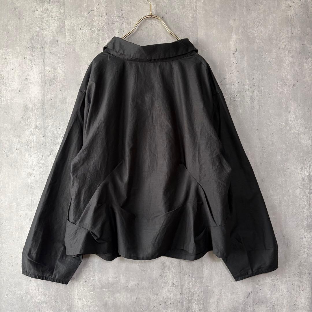 慈雨 ジウ 刺繍デザインカラーブラウス 変形ヘムライン 黒 40