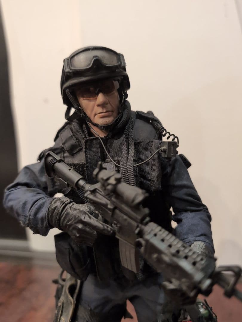 さ*ら様 ・SWAT フィギュア ・ホットトイズ ・1/6スケール - メルカリ