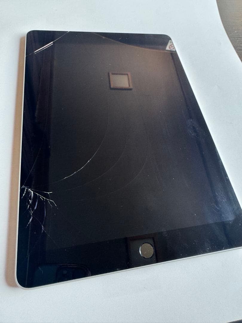 iPad シルバー 本体 画面ひび割れあり　代9世代64GB