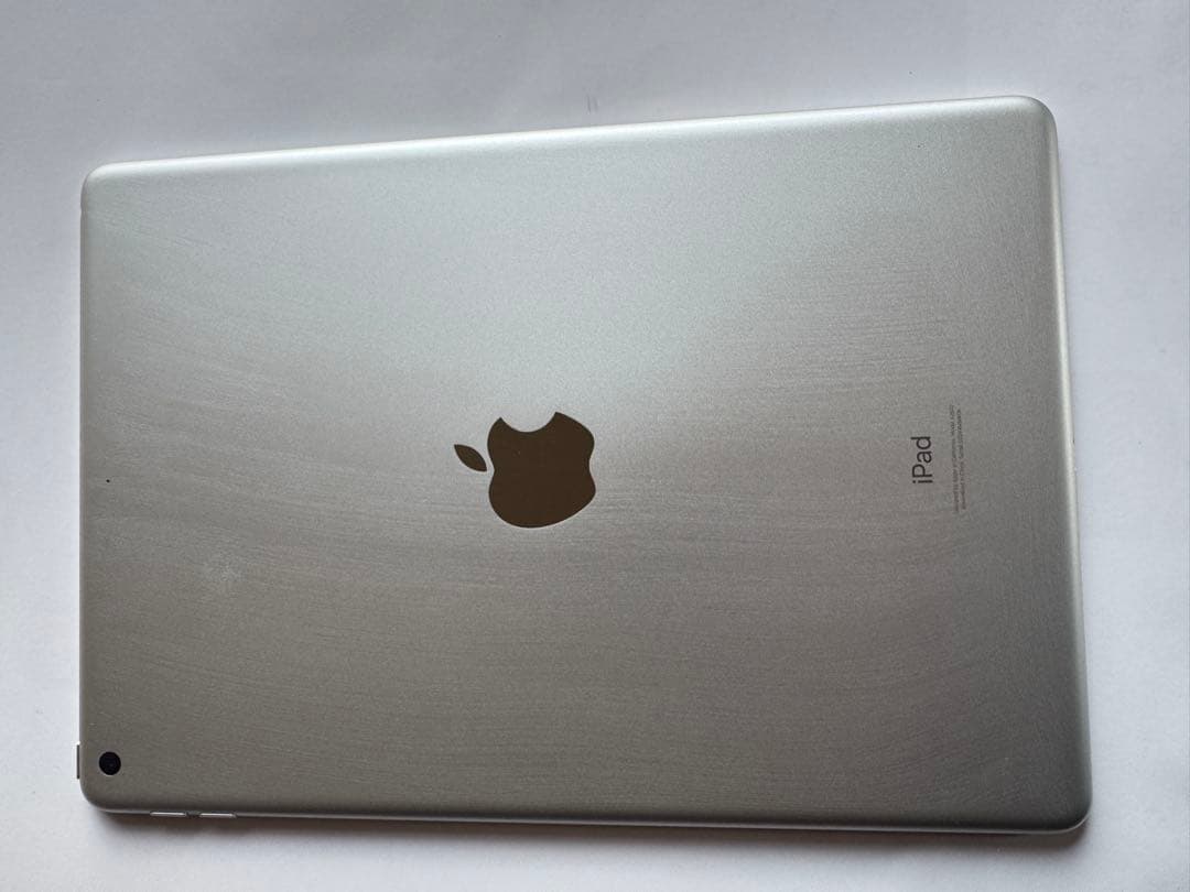 iPad シルバー 本体 画面ひび割れあり　代9世代64GB