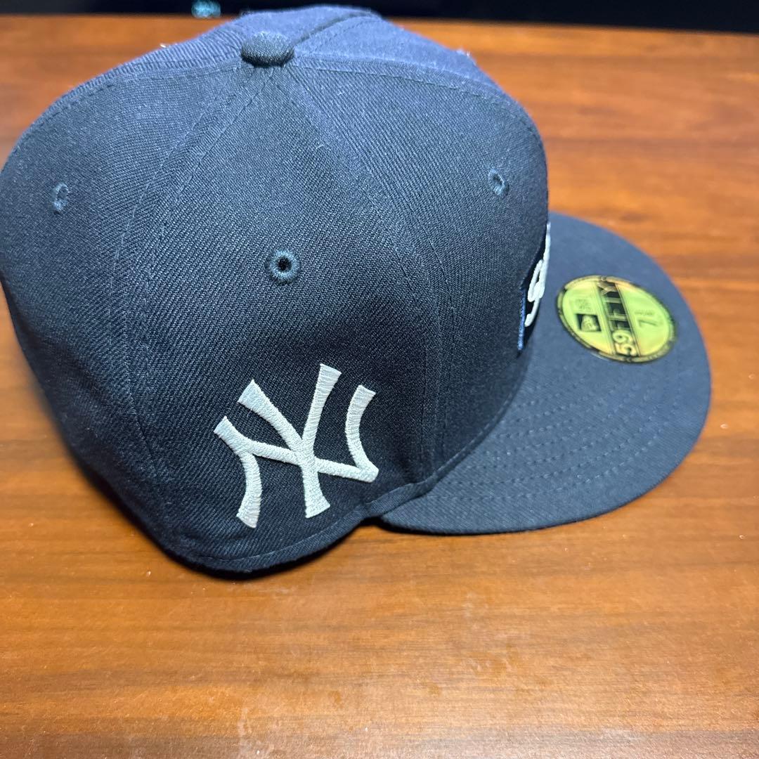 Supreme ニューエラ・ヤンキース 7 3/8 - メルカリ