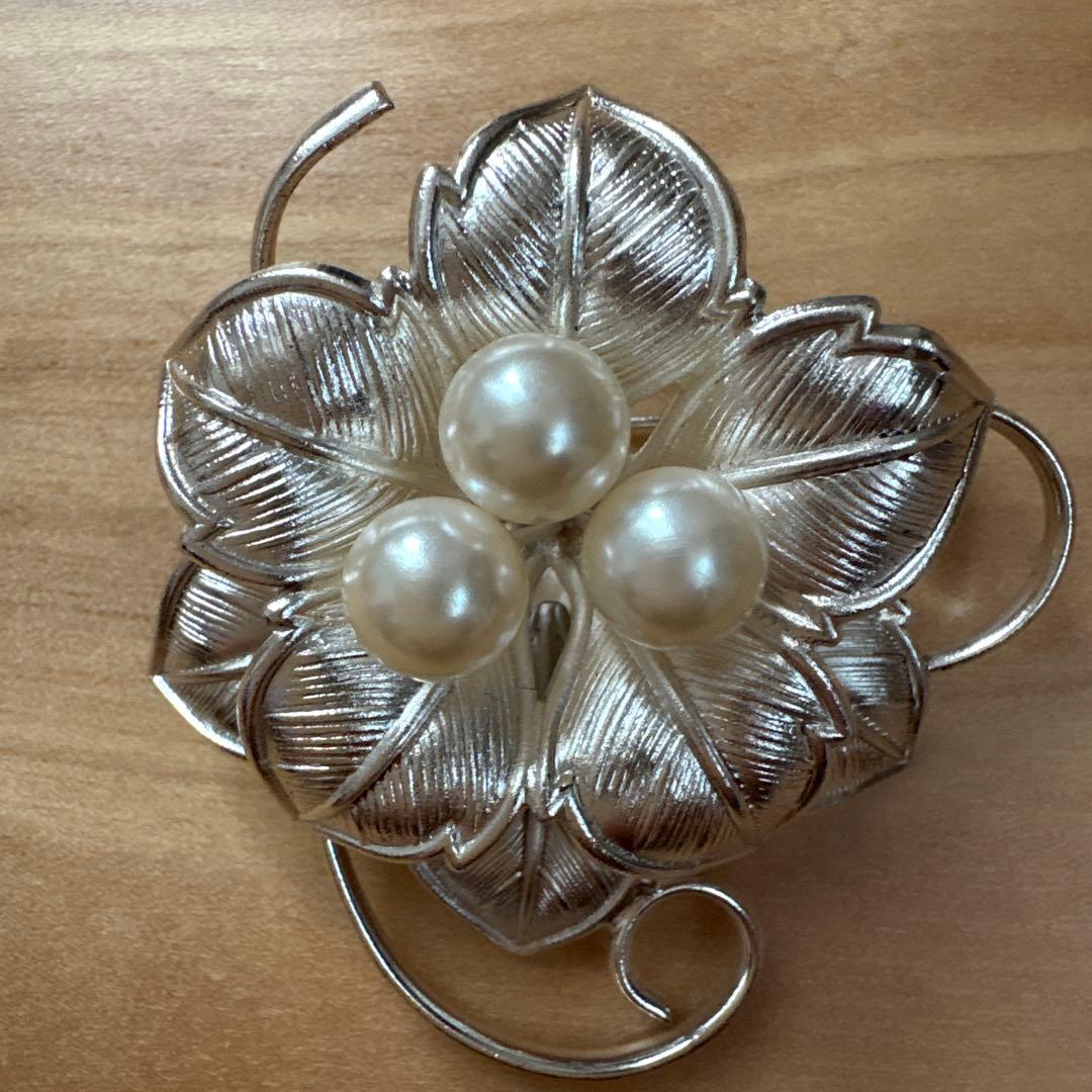 シルバーパール花型ブローチ - メルカリ