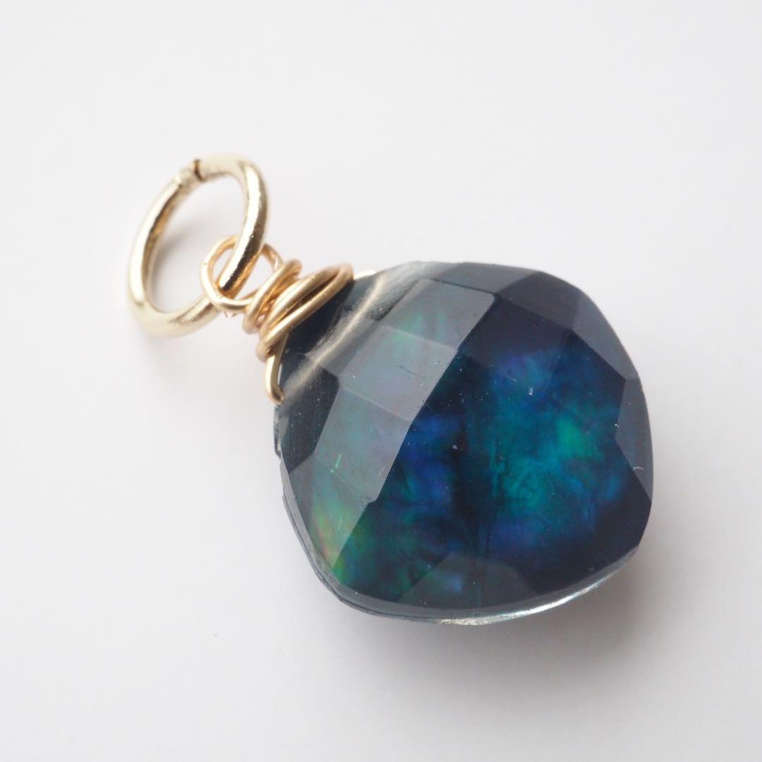 【抹茶】《1点限定/現品です》サニーグリーン翡翠の大粒枠留めトップ