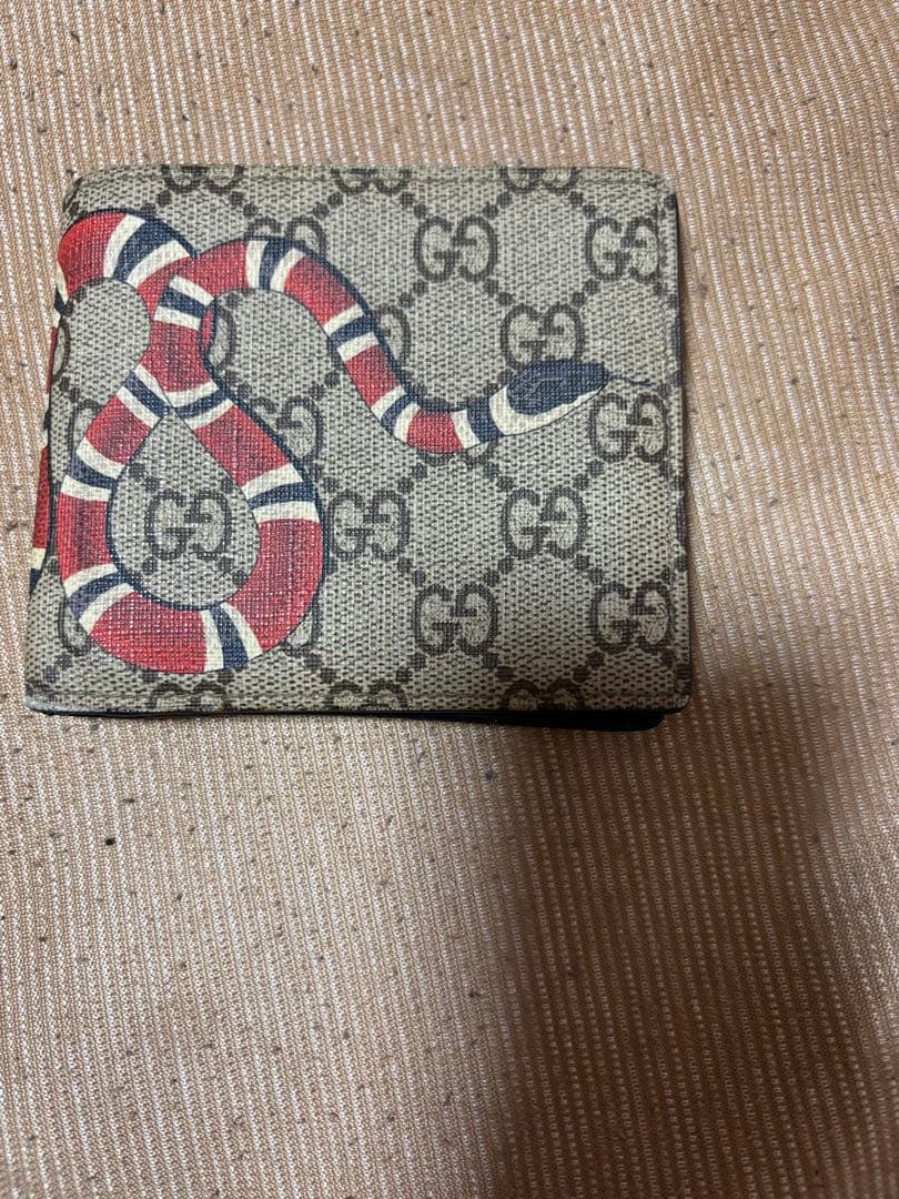 Gucci スネーク柄 二つ折り財布 - メルカリ