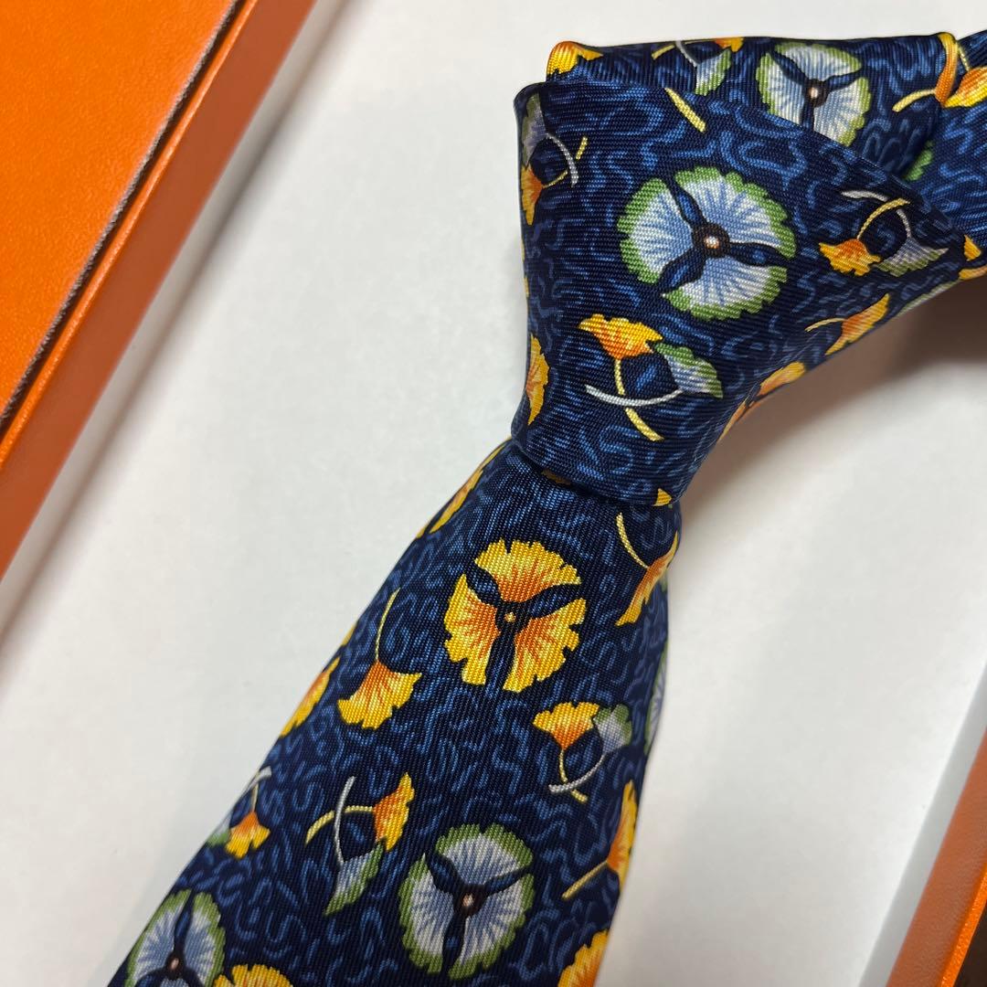 美品 エルメス ネクタイ、カレ40 紺 花柄 結婚式 - 小物本当に 安い 通販