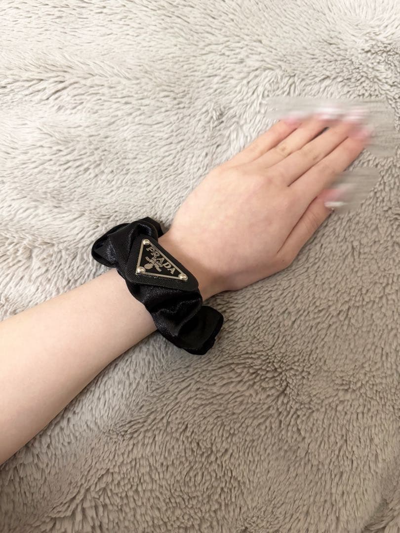 PRADA プラダブラックサテンシュシュ - メルカリ