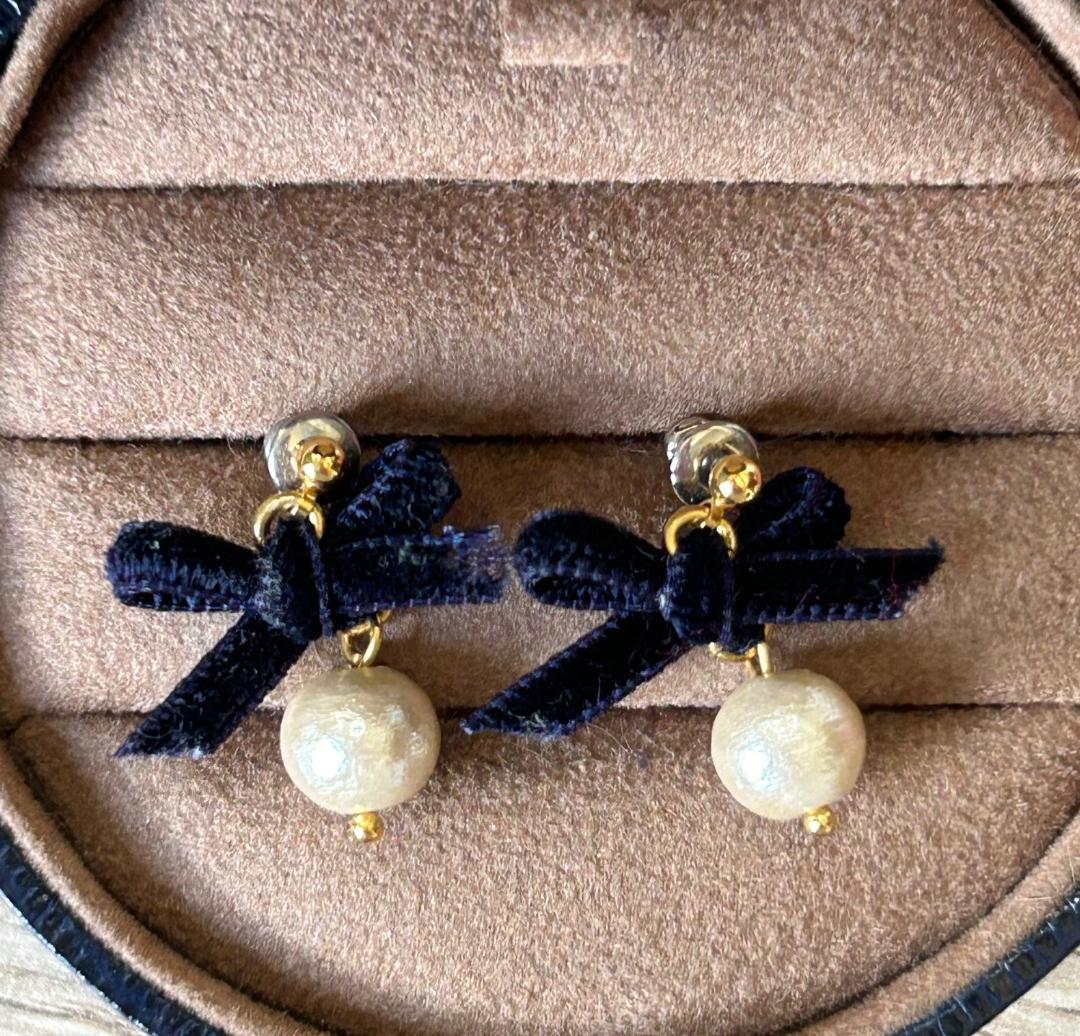 petite robe noire プティローブノアー パールリボンピアス - メルカリ