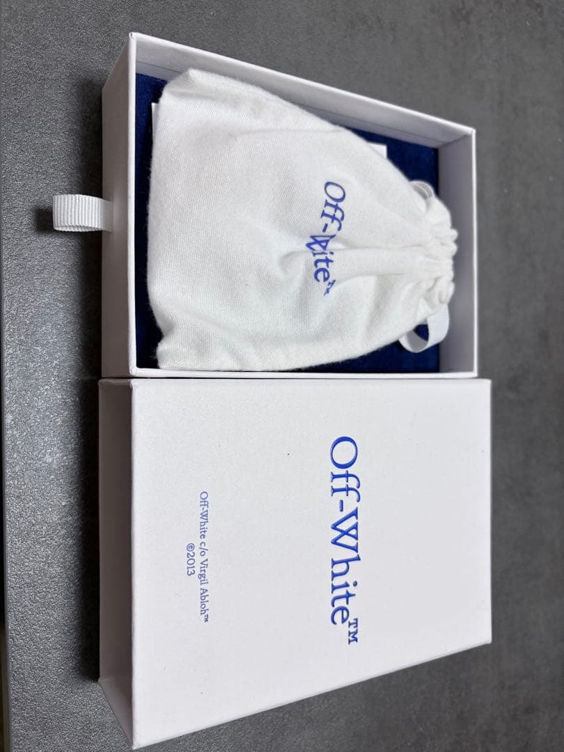 オフホワイト アローピアス off-white シルバートーン アロー シングル スタッドピアス 人気 (Off