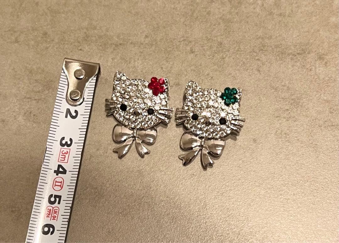 ハローキティ ブローチ キラキラ スワロフスキー - メルカリ