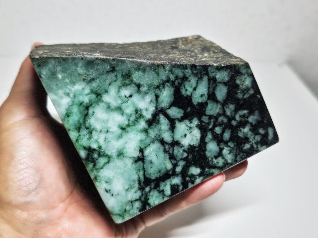 黒白緑 1.7kg 翡翠 ヒスイ 原石 鑑賞石 自然石 誕生石 鉱物 鉱石 水石