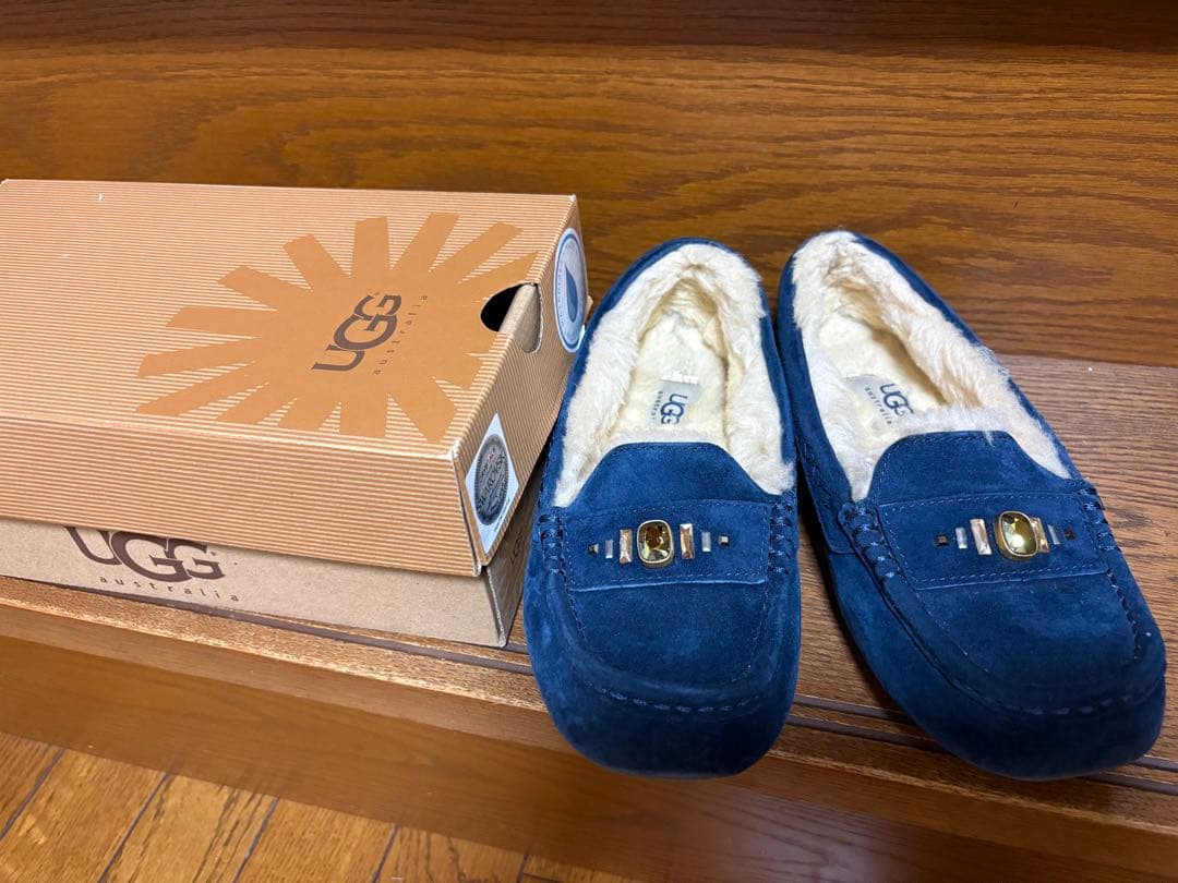 UGG モカシン スリッポン アンスレー ビジュー 装飾 ネイビー - メルカリ