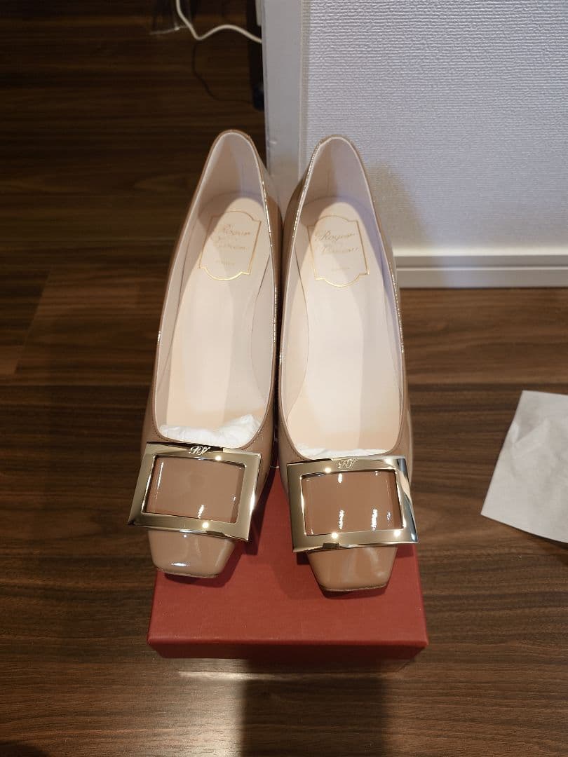 【未使用】Roger Vivier ロジェ ヴィヴィエ　パンプス　38 ROGER VIVIER - 専用ページの通販 by スズ☆ 次回発送3/1｜ロジェ